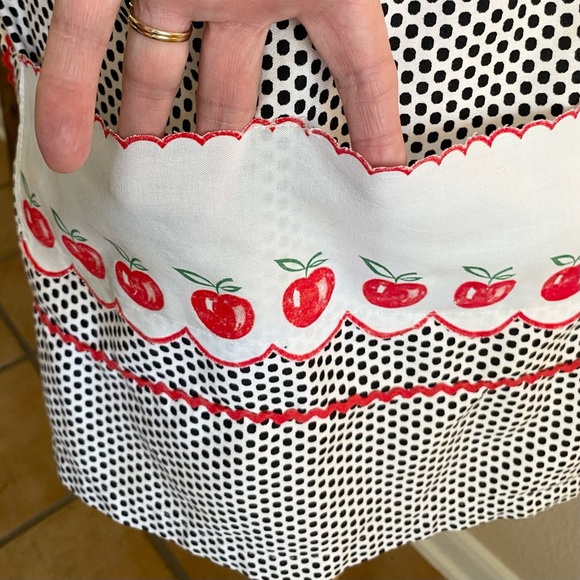 Apron ~ Vintage ~ Half Hostess Style ~ Black & White Polka Dots ~ Red Apples - Picture 2 of 6